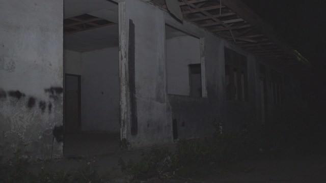 Rumah kosong bekas mess karyawan pabrik, lama tidak berpenghuni. saking lamanya bangunan tersebut, beredar cerita, sering muncul sosok penampakan wanita mengenakan baju merah. penjaga pabrik menyebutnya kuntilanak merah.