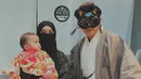 Jalan-jalan ke Jepang, keduanya pun menggunakan kesempatan tersebut untuk menjalani pemotretan bersama. Dalam pemotretannya tersebut, pasangan ini mengenakan kimono bersama dengan buah hatinya. (Liputan6.com/IG/@natta_reza)