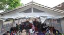 Murid-murid korban gempa belajar pada tenda darurat yang dibangun di halaman sekolah di SDN Gintung, Mangunkerta, Cianjur, Jumat (23/12/2022). Lebih dari sebulan sejak musibah gempa bumi 5,2 SR sejumlah murid sekolah di Cianjur masih belajar pada tenda darurat. (merdeka.com/Arie Basuki)