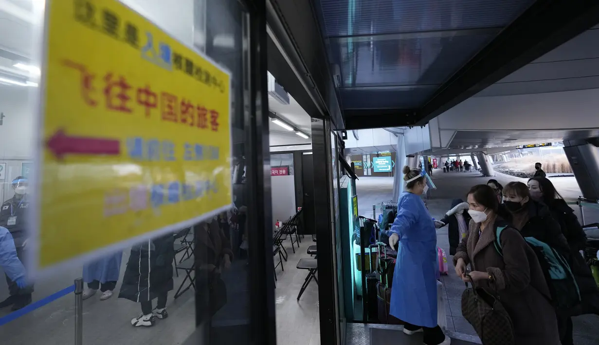 Penumpang yang datang dari China memasuki pusat pengujian COVID-19 di Bandara Internasional Incheon di Incheon, Selasa (10/1/2023). China menangguhkan visa pada Selasa bagi warga Korea Selatan yang datang ke negara itu untuk pariwisata atau bisnis sebagai pembalasan yang nyata untuk persyaratan pengujian COVID-19 pada pelancong China. (AP Photo/Ahn Young-joon)
