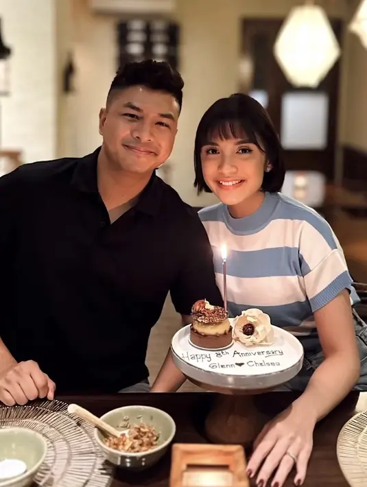 Bukan gaun, Chelsea memilih mengenakan atasan lengan pendek knit biru putih dipadukan celana jeans, saat ngedate bersama suaminya. @glennalinskie