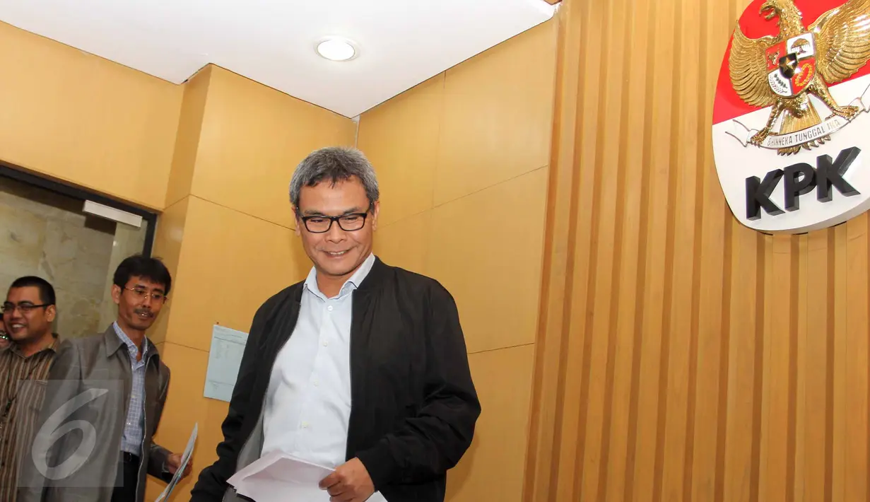 Plt Wakil Ketua KPK Johan Budi bersiap konferensi pers di Gedung KPK, Jakarta, Jumat (14/8/2015). KPK resmi menetapkan Bupati Musi Banyuasin Pahri Azhari dan istrinya sebagai tersangka kasus suap di Kabupaten Musi Banyuasin. (Liputan6.com/Helmi Afandi)