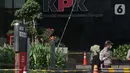 Petugas keamanan berjaga di depan pintu masuk kendaraan ke Gedung Merah Putih KPK, Jakarta, Jumat (28/5/2021). Pengamanan gedung Merah Putih KPK dan sekitarnya diperketat menyusul informasi adanya aksi unjuk rasa. (Liputan6.com/Helmi Fithriansyah)