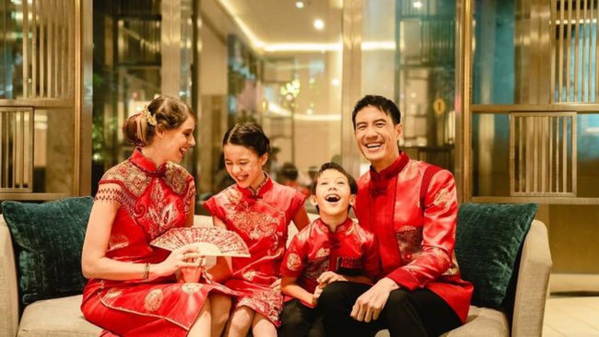 Penuh Sukacita, 5 Potret Daniel Mananta Beserta Istri dan Anaknya Photoshoot Sambut Imlek