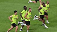 Para pemain Tottenham Hotspur menjalani latihan yang menguras tenaga selama berada di Korea Selatan (Jung Yeon-je / AFP)