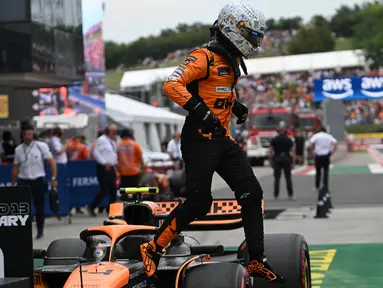 Pembalap McLaren asal Inggris, Lando Norris turun dari mobilnya setelah sesi kualifikasi di Sirkuit Hungaroring, Budapest, 20 Juli 2024. (Ferenc ISZA/AFP)