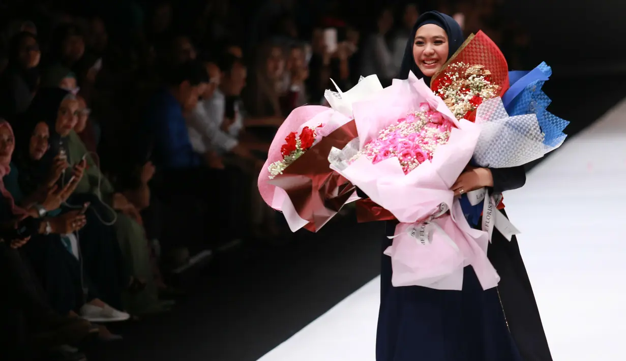 Dengan rancangannya, Oki menginginkan muslimah tampil cantik, modern, cerdas dan elegan. Baginya, ini merupakan yang ketiganya dalam ajang bergengsi tersebut. (Adrian Putra/Bintang.com)