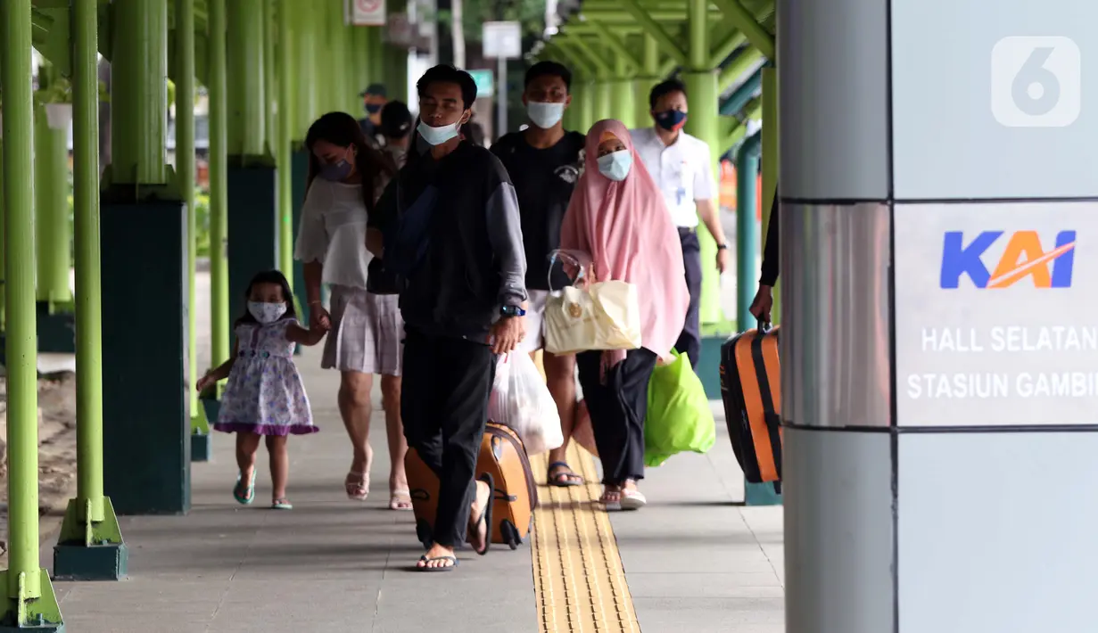 Calon penumpang Kereta Api Jarak Jauh berjalan di area Stasiun Gambir, Jakarta, Rabu (16/12/2020). 47 KA jarak jauh yang dioperasikan selama masa Nataru 2020/2021 terdiri dari, 22 KA dari Stasiun Gambir, 23 dari Stasiun Pasar Senen, dan dua dari Jakarta Kota. (Liputan6.com/Helmi Fithriansyah)