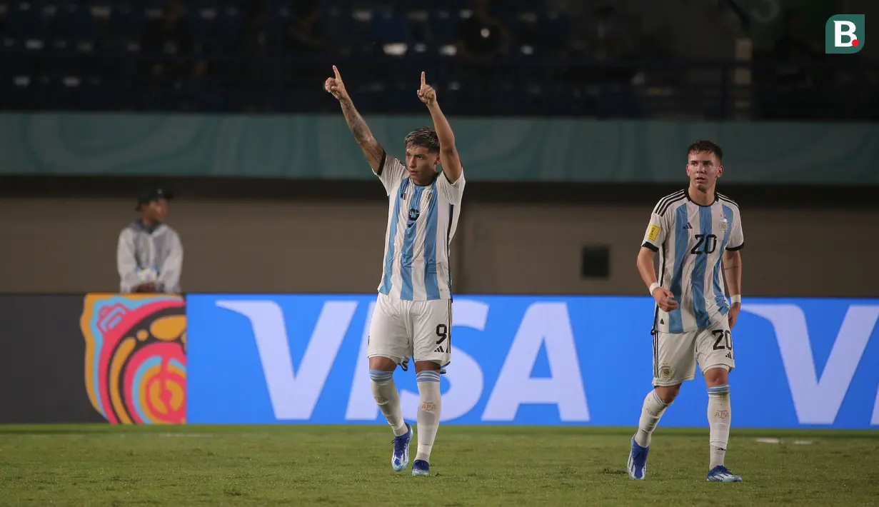 <p>Selebrasi pemain Timnas Argentina U-17, Agustin Ruberto (kiri) setelah mencetak gol ketiga ke gawang Timnas Jepang U-17 pada laga kedua Grup D Piala Dunia U-17 2023 di Stadion Si Jalak Harupat, Kabupaten Bandung, Selasa (14/11/2023). (Bola.com/Ikhwan Yanuar)</p>