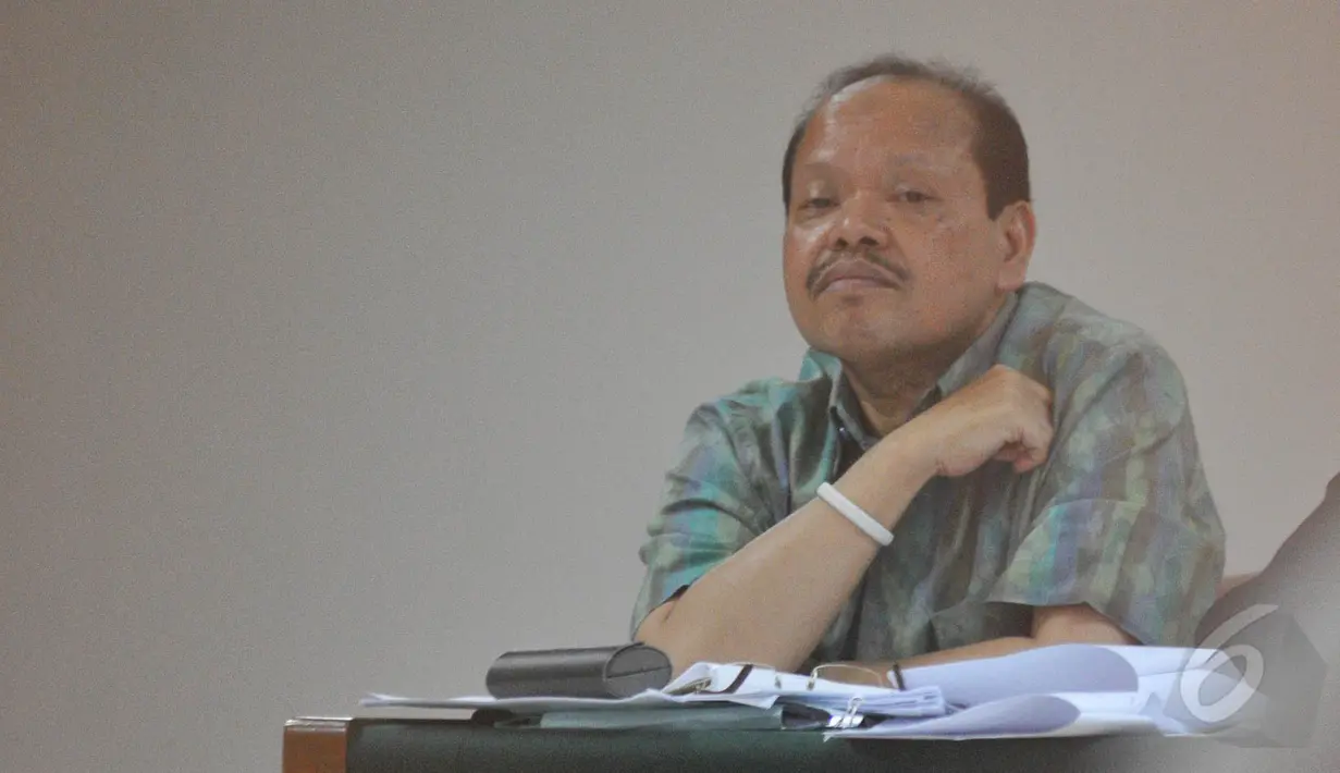 Sutan Bhatoegana  memperhatikan keterangan saksi saat menjalani sidang lanjutan di Pengadilan Tipikor, Jakarta, Senin (18/5/2015). (Liputan6.com/Herman Zakharia)