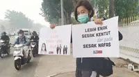 Anggota salah satu komunitas di Pekanbaru membawa selebaran sebagai protes dampak kabut asap kebakaran lahan di Riau. (Liputan6.com/Istimewa/M Syukur)