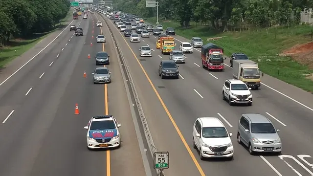 Jalur contraflow di Jakarta-Cikampek diperpanjang. (Liputan6.com/Abramena)