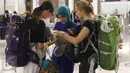 Dua orang WNA bertanya kepada salah satu petugas di Terminal 3 Ultimate, Bandara Soekarno-Hatta, Tangerang, Banten, Selasa (9/8). Seperti diketahui sekitar pukul 00.01 WIB, terminal 3 resmi beroperasi. (Liputan6.com/Immanuel Antonius)
