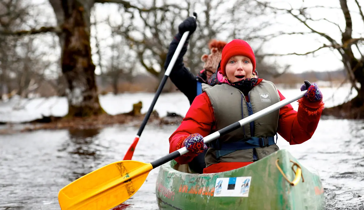 Ekspresi salah satu pengunjung saat bermain kayak di tengah banjir yang merendam padang rumput Taman Nasional Soomaa, Estonia, Minggu (17/3). Wisata banjir ini, menjadi daya tarik tersendiri bagi pengunjung. (Reuters/Ints Kalnins)