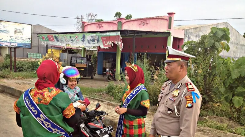 Aksi Polwan Cantik Satlantas Polres Mamuju Utara dalam Operasi Simpatik 2017.