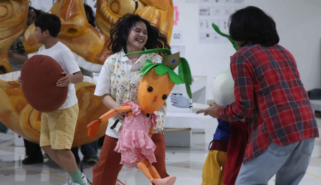 Sebagai informasi, Musikal Perahu Kertas menampilkan perjalanan tentang pencarian jati diri, penerimaan, kehilangan, dan keberanian. Tampak dalam foto, pelakon musikal Perahu Kertas berakting pada sesi latihan di Ciputra Artpreneur, Jakarta, Kamis (15/1/2026). (KapanLagi.com/Budy Santoso)