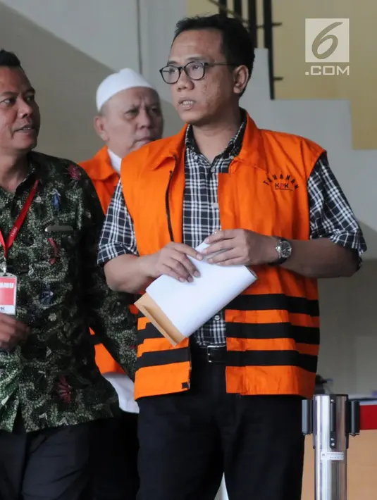Mantan anggota DPRD Sumatera Utara Fadly Nurzal (kanan) dan Rijal Sirait (tengah) di Gedung KPK, Jakarta, Jumat (24/8). Keduanya usai menandatangani berkas perpanjangan penahanan terkait dugaan korupsi. (Merdeka.com/Dwi Narwoko)