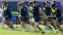 Para pemain rugby tim Australia melakukan latihan jelang laga Rugby Union World Cup 2015 di Teddington, Inggris, Rabu (14/10/2015). (AFP Photo/Martin Bureau)