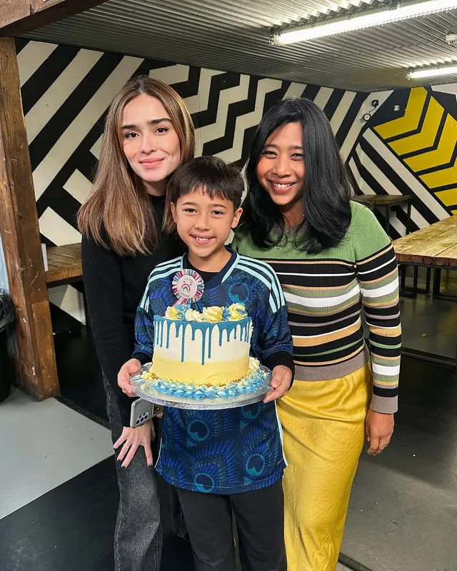 Dikira anak padahal adik, ini 6 potret Bradley usianya terpaut 20 tahun dengan Yasmine Wildblood