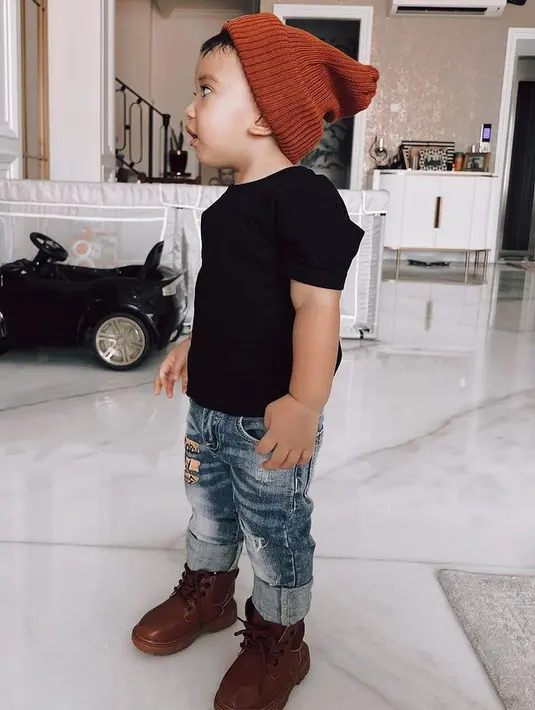 Di musim hujan ini tampil kasual dengan jeans dengan boots dan beanie juga jadi pilihan menarik. [Foto: Instagram/ukkasyahki]