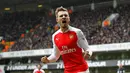 Pemain Arsenal, Aaron Ramsey menambah keunggulan timnya saat melawan Swansea City pada laga Premier League di Emirates Stadium, (28/10/2017). Arsenal menang 2-1. (AFP/IKimages)