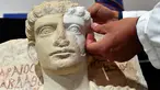 Peneliti memasangkan bagian wajah yang hilang dari sebuah patung yang berumur sekitar 2-3 abad di Roma, Kamis (16/2). Patung tersebut hancur akibat dari serangan ISIS. (AFP PHOTO / Alberto PIZZOLI)