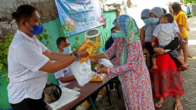 Operasi pasar minyak goreng di Surabaya. (Dian Kurniawan/Liputan6.com)