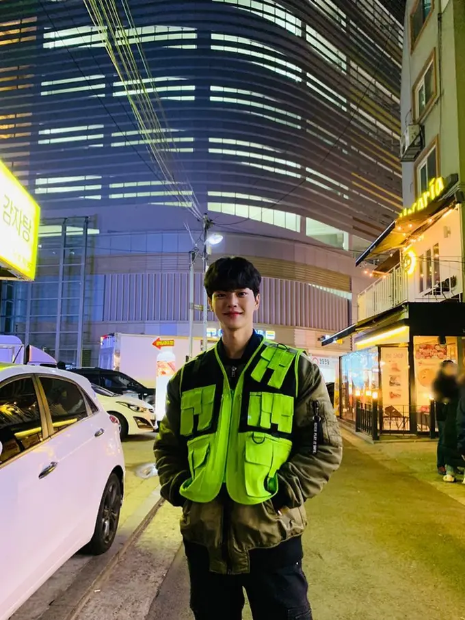 6 Potret Transformasi Gaya Rambut Songkang saat Berperan jadi Pembasmi Monster hingga Iblis Tampan