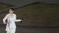 Penyanyi dangdut, Via Vallen, pembukaan Asian Games di SUGBK, Jakarta, Sabtu, (18/8/2018).  Indonesia mengikutsertakan total 938 atlet, 365 ofisial dalam Asian Games 2018. (Bola.com/Vitalis Yogi Trisna)