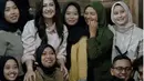 Selain menyapa warga, mantan istri Zack Lee ini juga ramah terhadap orang-orang yang ia temui. Seperti momen saat dirinya bertemu dengan sekelompok mahasiswa dari Universitas Tidar ini. Keseruan itu rupanya tidak sengaja tercipta saat bertemu di sebuah tempat makan. (Liputan6.com/IG/@nafaurbach)