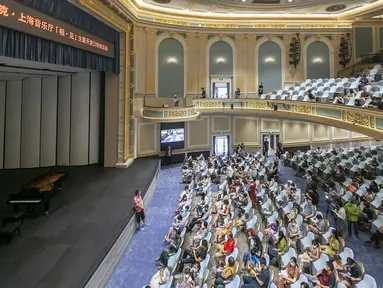 Orang-orang menunggu pertunjukan dimulai di lobi utama Gedung Konser Shanghai (Shanghai Concert Hall) di Shanghai, China timur (6/9/2020). Gedung konser tersebut dibuka kembali untuk umum pada Minggu (6/9) setelah dipugar selama satu setengah tahun. (Xinhua/Wang Xiang)