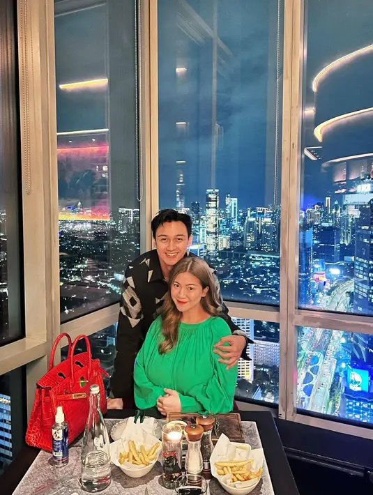 Ketika Feli menyambangi lokasi syuting Hito, ia pun sempat disebut satpam hingga CCTV jalan Caesar Hito. [Instagram/felicyangelista_]