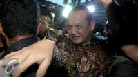 Sekretaris MA, Nurhadi Abdurrachman keluar dari Gedung KPK, Jakarta, Selasa (24/5). Nurhadi berusaha menerobos kerumunan wartawan yang menghadangnya. (Liputan6.com/Helmi Afandi)