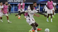 Penyerang Real Madrid Vinicius Junior (kiri) dan&nbsp;bek Real Madrid Nacho Fernandez&nbsp;dalam sesi latihan&nbsp;menjelang pertandingan Piala Super Eropa&nbsp;di Stadion Olimpiade Helsinki, Finlandia, 9 Agustus 2022. (JAVIER SORIANO / AFP)