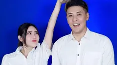 Jelang menikah, begini gaya kompak Via Vallen dan Chevra Yolanda saat bikin pas foto buku nikah. Sama-sama pakai kemeja putih, keduanya bagikan pose kocak di laman Instagram masing-masing. (Liputan6.com/IG/@viavallen)