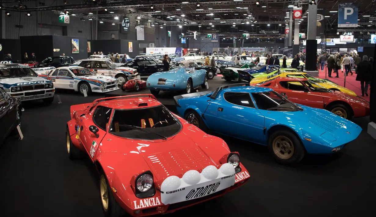 Mobil-mobil vintage Lancia ditampilkan selama pameran mobil Retromobile di Paris, Prancis (5/2). Pameran ini diselenggarakan dari tanggal 6 sampai 10 Februari 2019. (AFP Photo/Eric Feferberg)