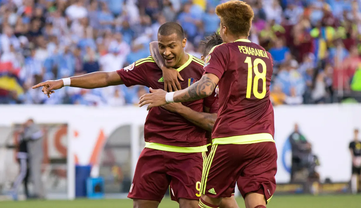 Penyerang Venezuela,  Jose Salomon Rondon (kiri) melakukan selebrasi usai mencetak gol kegawang  Uruguay pada Copa America  Centenario 2016 di Lincoln Financial Field, AS (10/6). Venezuela menang atas Uruguay 1-0. (Bill Streicher-USA TODAY Sports)