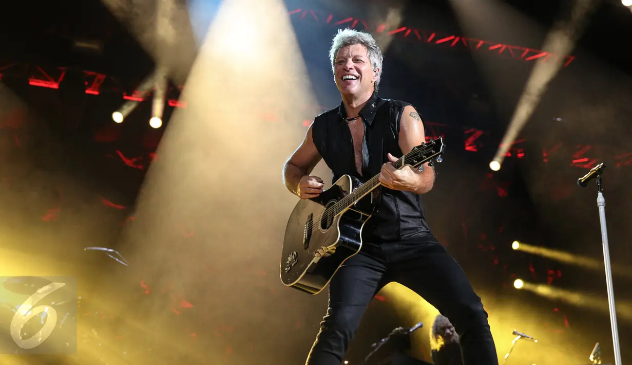 Aksi Bon Jovi di depan 40 ribu penonton yang memadati Stadion Utama Gelora Bung Karno (SUGBK), Jakarta, Jumat (11/9/2015). Bon Jovi membayar kerinduan penggemarnya di Indonesia dengan aksi yang memukau. (Liputan6.com/Faizal Fanani)