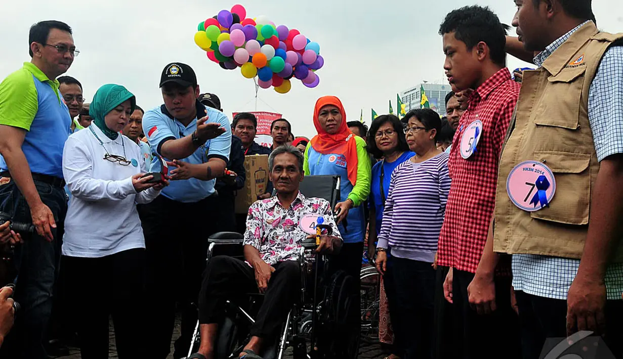 Ahok dan Mensos Khofifah saat acara peringatan Hari Kesetiakawanan Sosial Nasional, Jakarta, Sabtu (13/12/2014). (Liputan6.com/Johan Tallo)