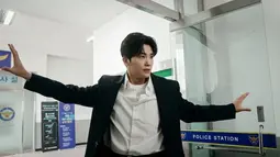 Tak lama kemudian, Ahn Min Hyuk menerobos masuk ke kantor polisi karena terkejut melihat Bong Soon yang diselidiki polisi. (Foto: Instagram/ jtbcdrama)