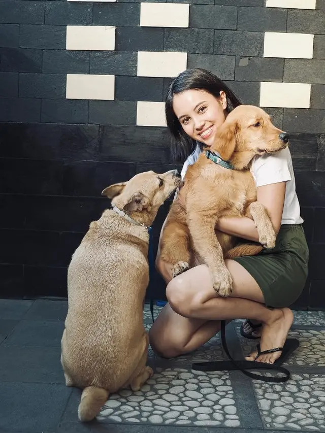 Potret Anggika Bolsterli dan anjing adopsinya (Sumber:Instagram/anggikabolsterli)