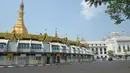 Sebuah kendaraan melaju melintasi jalanan yang kosong di sekitar Pagoda Sule, Yangon, Myanmar, Rabu (24/3/2021. Demonstran antikudeta mencoba taktik baru yang mereka sebut pemogokan 'diam', menyerukan orang-orang untuk tinggal di rumah dan menutup bisnis. (AP Photo)