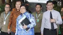Menteri LHK, Siti Nurbaya didampingi Pimpinan KPK berjalan keluar gedung, Jakarta, Senin (19/2). Siti Nurbaya menyambangi KPK untuk berkoordinasi sejumlah hal yakni perizinan kawasan dan tata kelola kayu serta kasus di Papua. (Liputan6.com/Angga Yuniar)