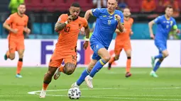 Memphis Depay dan skuatnya terus melakukan serangan ke lini pertahanan Ukraina, namun hasil kacamata bertahan hingga peluit turun minum dibunyikan. (Foto: AFP/Pool/John Thys)