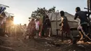 Sejumlah pembawa barang atau porter beristirahat di pasar lokal Kota Asosa, Ethiopia, Rabu (25/12/2019). (EDUARDO SOTERAS/AFP)