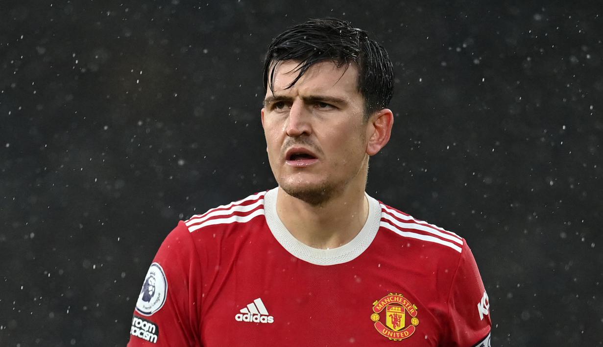 Harry Maguire didatangkan oleh Manchester United dari Leicester City dengan harga 78,3 juta paun. Sayangnya, dengan harga yang begitu tinggi tersebut, ia belum mampu menunjukkan kualitasnya. Maguire harus melalui jalan yang terjal dan kerap kali menjadi sasaran kritik dari banyak pihak. Catatan terbaiknya selama membela Setan Merah adalah menjadi runner-up Liga Europa 2020/2021. (AFP/Paul Ellis)