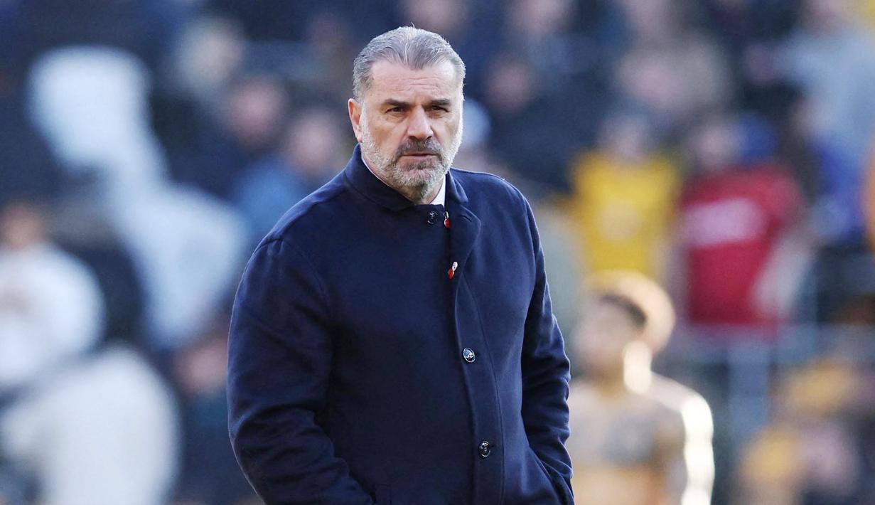 Ekspresi pelatih Tottenham Hotspur, Ange Postecoglou, setelah anak asuhnya ditaklukkan Wolverhampton Wanderers pada matchday ke-12 Liga Inggris 2023-2024 di Stadion Molineux, Sabtu (11/11/2023). Spurs tumbang 1-2 dari Wolves. (AFP/Darren Staples)