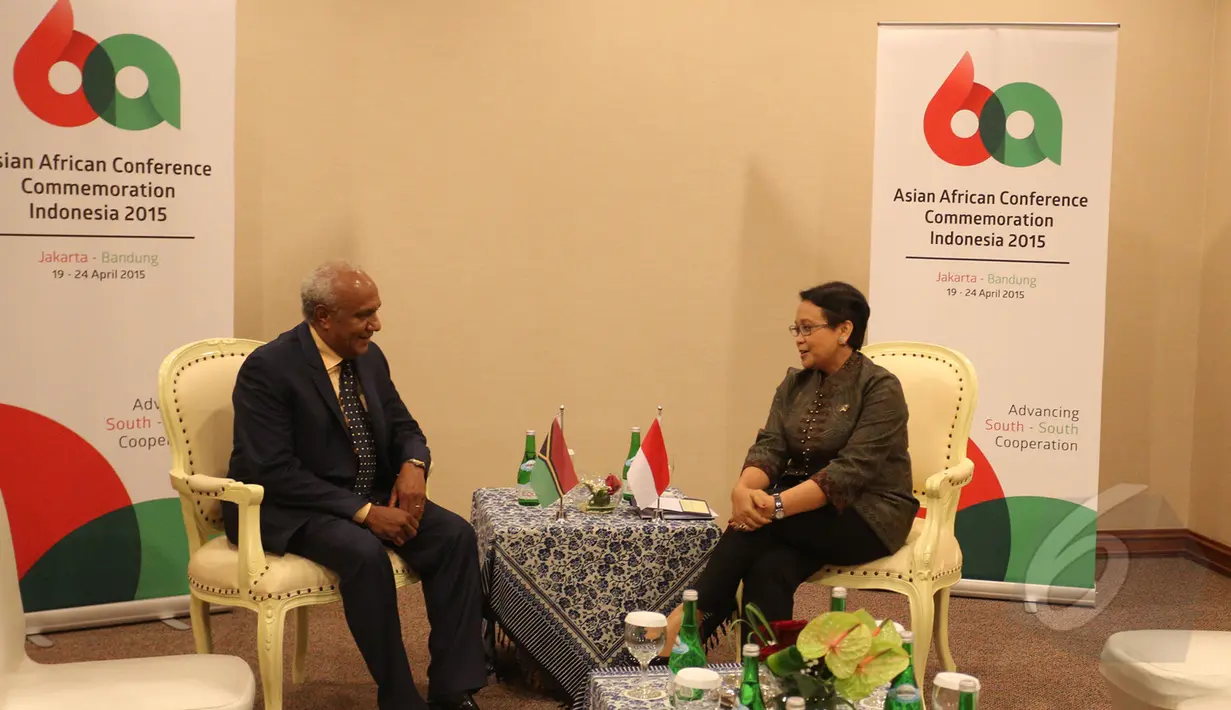 Menlu Retno Marsudi (kanan) berbincang dengan Menlu Vanuatu Salto Kilman disela acara KAA ke-60 di JCC, Jakarta (19/4/2015).Pertemuan membahas rencana pembukaan kedutaan Vanuatu di Indonesia. (Liputan6.com/Herman Zakharia)