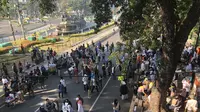 Jelang Putusan MK, Jalan Medan Merdeka Mulai Dipenuhi Massa (Liputan6/Ratu Annisa)