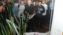 Presiden SBY menerima katalog dan penjelasan dari salah satu peserta pameran saat mengunjungi stand-stand yang ada di Bidakara, Jakarta (Liputan6.com/Herman Zakharia)